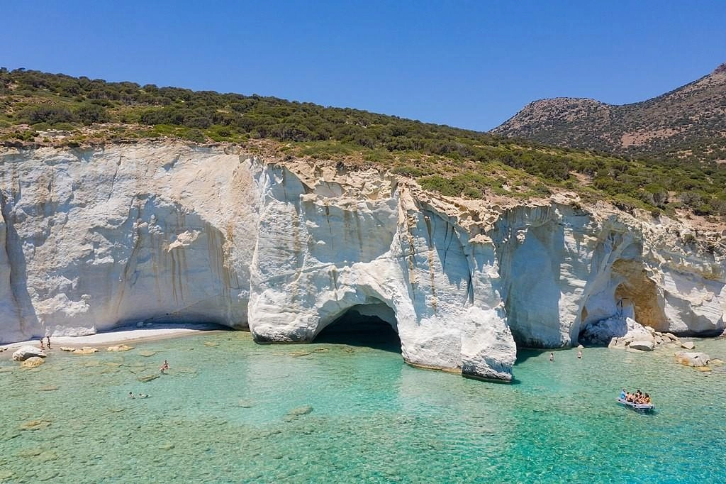 Ηλιοφάνεια θα επικρατήσει αύριο Δευτέρα στην χώρα μας. Λίγες νεφώσεις κυρίως στα δυτικά.