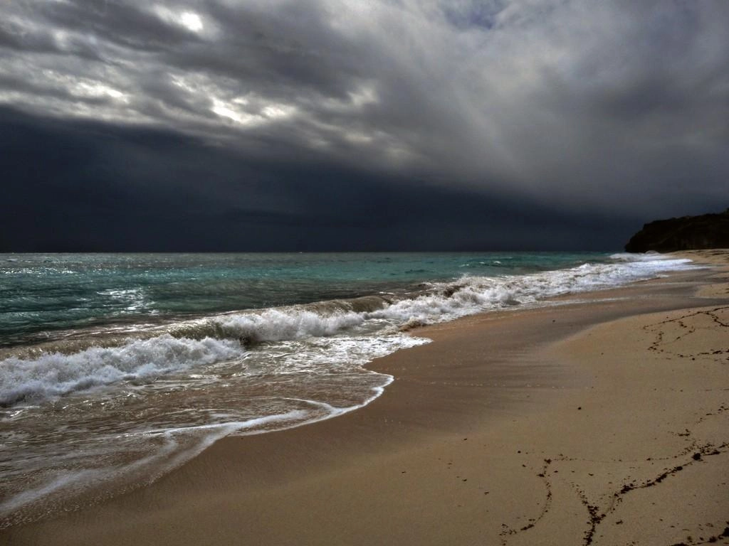 Νεφώσεις παροδικά αυξημένες στα ανατολικά και νότια με τοπικές μπόρες αύριο Σάββατο.