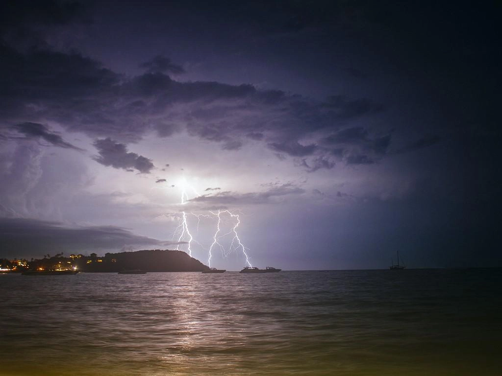 Έκτακτο δελτίο ισχυρών καιρικών φαινομένων. Ισχύει 6/10 21:30 έως 23:00 7/10/2021