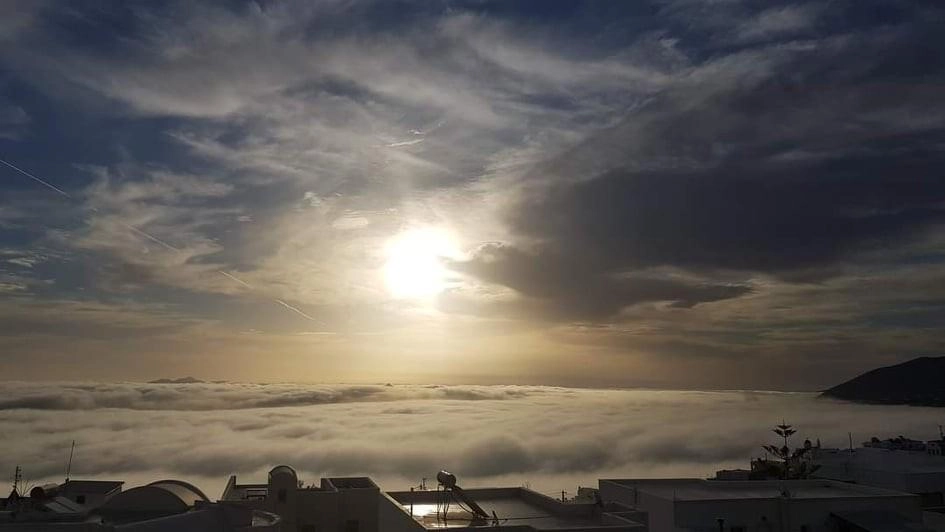 Πυκνή ομίχλη κάλυψε τις Κυκλάδες! Δείτε εικόνες.