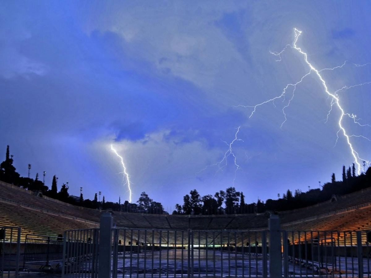 Σποραδικές καταιγίδες θα εκδηλωθούν, τις επόμενες ώρες και αύριο Σάββατο στον Ν. Αττικής.