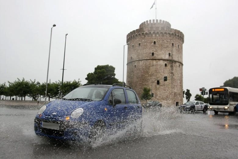 Έντονες βροχοπτώσεις τις επόμενες ώρες και αύριο στην πόλη της Θεσσαλονίκης. Ασθενείς χιονοπτώσεις στα ορεινά.