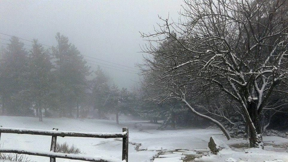 Πυκνές χιονοπτώσεις στην Πάρνηθα βροχές στα πεδινά. Αύριο Τρίτη 14/12/2021