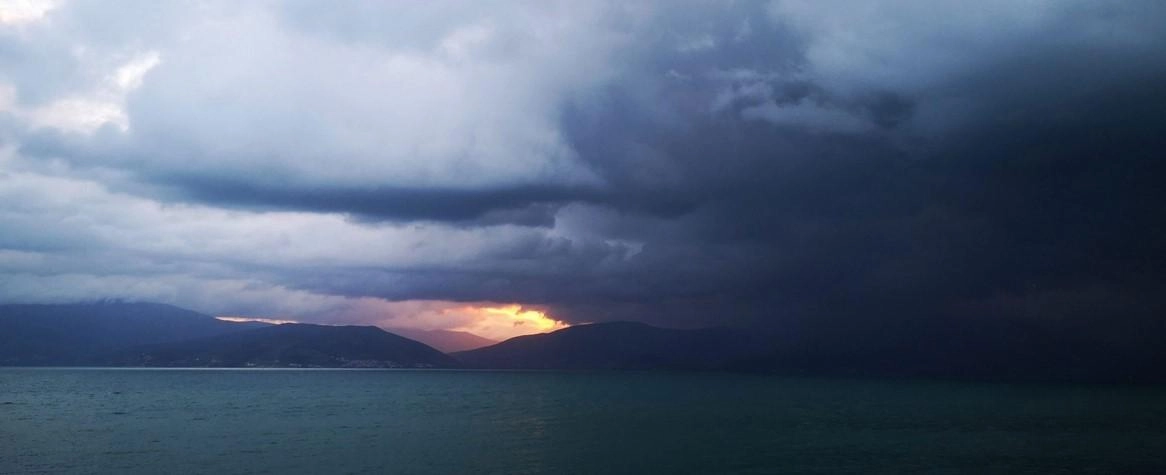 Τοπικές βροχές στα νότια και ανατολικά. Χιονοπτώσεις στα ορεινά. Τοπικά έντονα φαινόμενα θα έχει η Κρήτη.