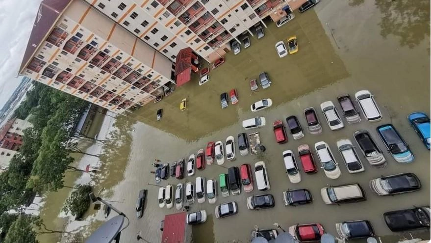 14 νεκροί και 70.000 εκτοπισμένοι μετά από καταστροφικές πλημμύρε στην Μαλαισία.