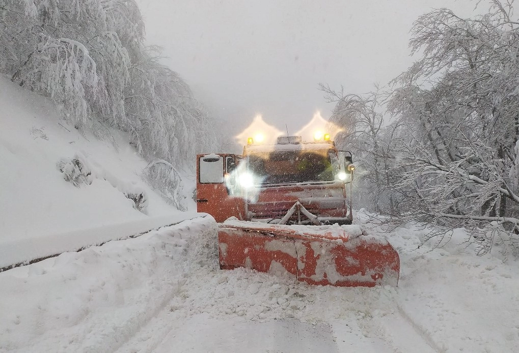 Xιονοπτώσεις ακόμα και σε πεδινές περιοχές τις επόμενες ώρες. Θυελλώδεις άνεμοι στα πελάγη.