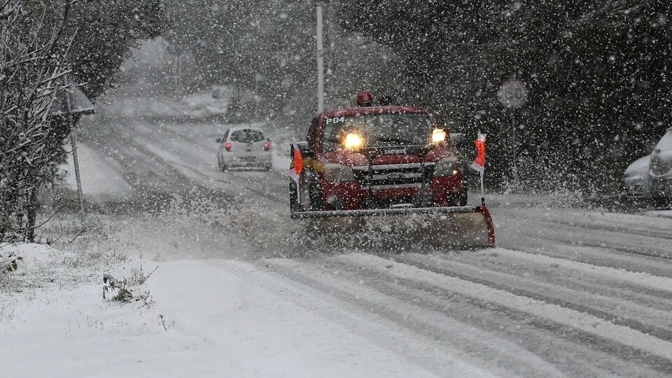 Χιονοπτώσεις ακόμα και σε χαμηλά υψόμετρα στον Ν. Αττικής.