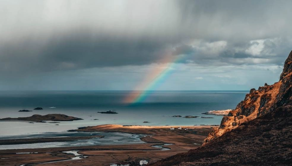 Μικρή άνοδος της θερμοκρασίας στο μεγαλύτερο μέρος της χώρας, τοπικές βροχές στα πεδινά και ημιορεινά και παροδικές χιονοπτώσεις.