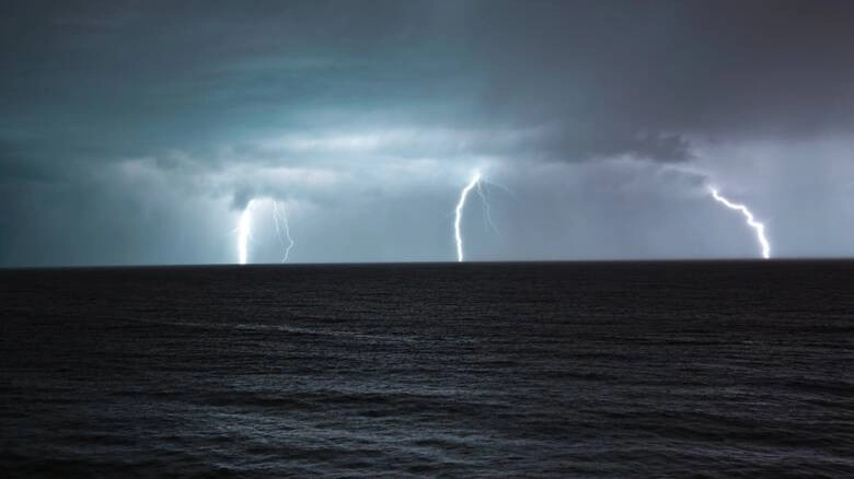 Τοπικές βροχές στα δυτικά και νότια - Ανατολικά νησιωτικά τμήματα. Ραγδαία πτώση της Θερμοκρασίας από το βράδυ.