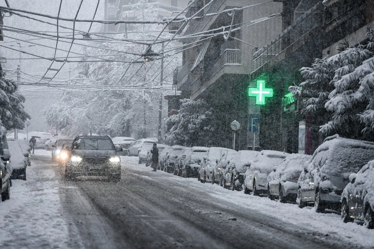 Πυκνές χιονοπτώσεις τις πρωινές ώρες της Κυριακής στον  Ν. Αττικής.