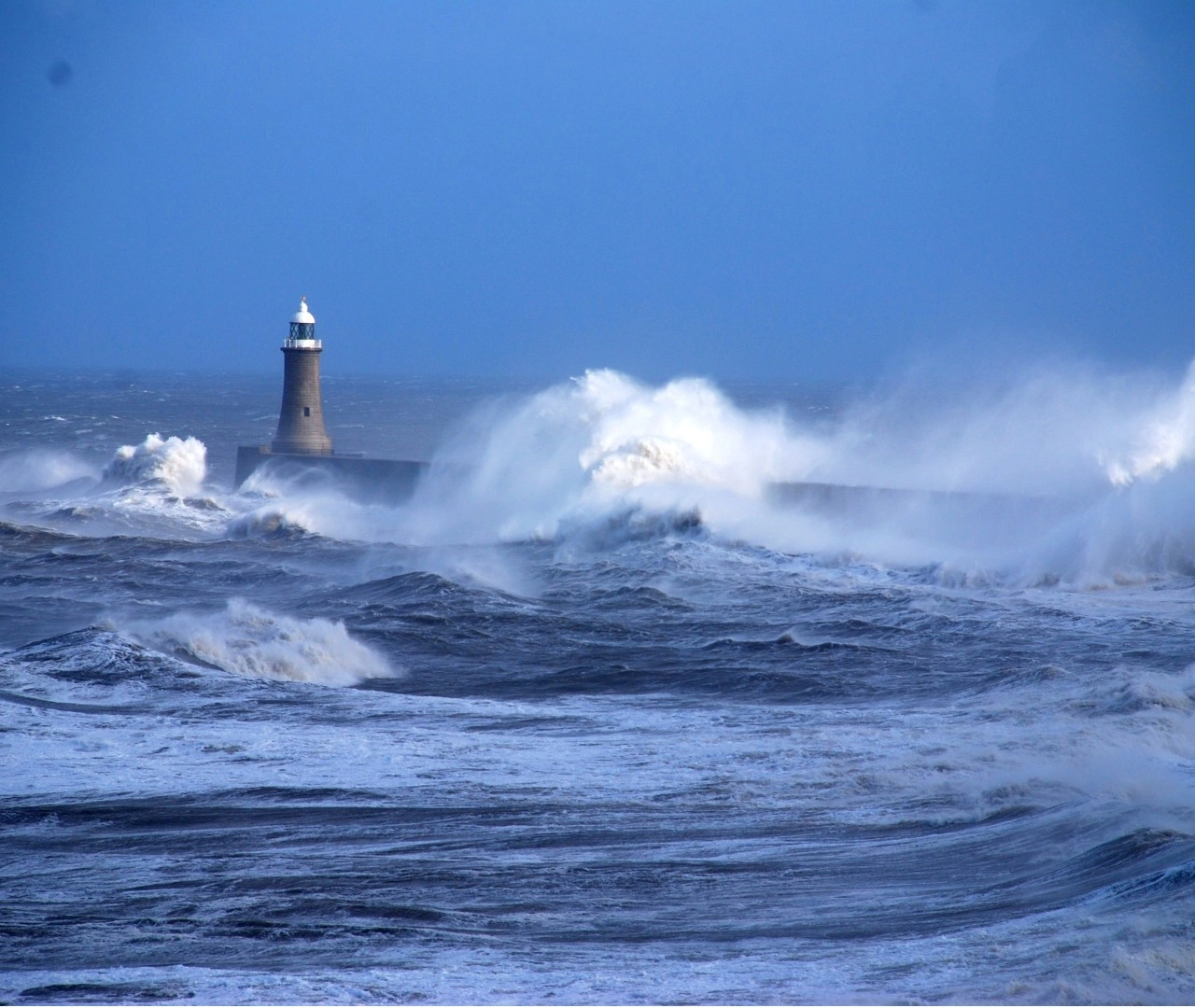⚡🌀 Τοπικές καταιγίδες στα νοτιοανατολικά και θυελλώδεις βοριάδες στο νότιο Αιγαίο αύριο Κυριακή 30-01-22