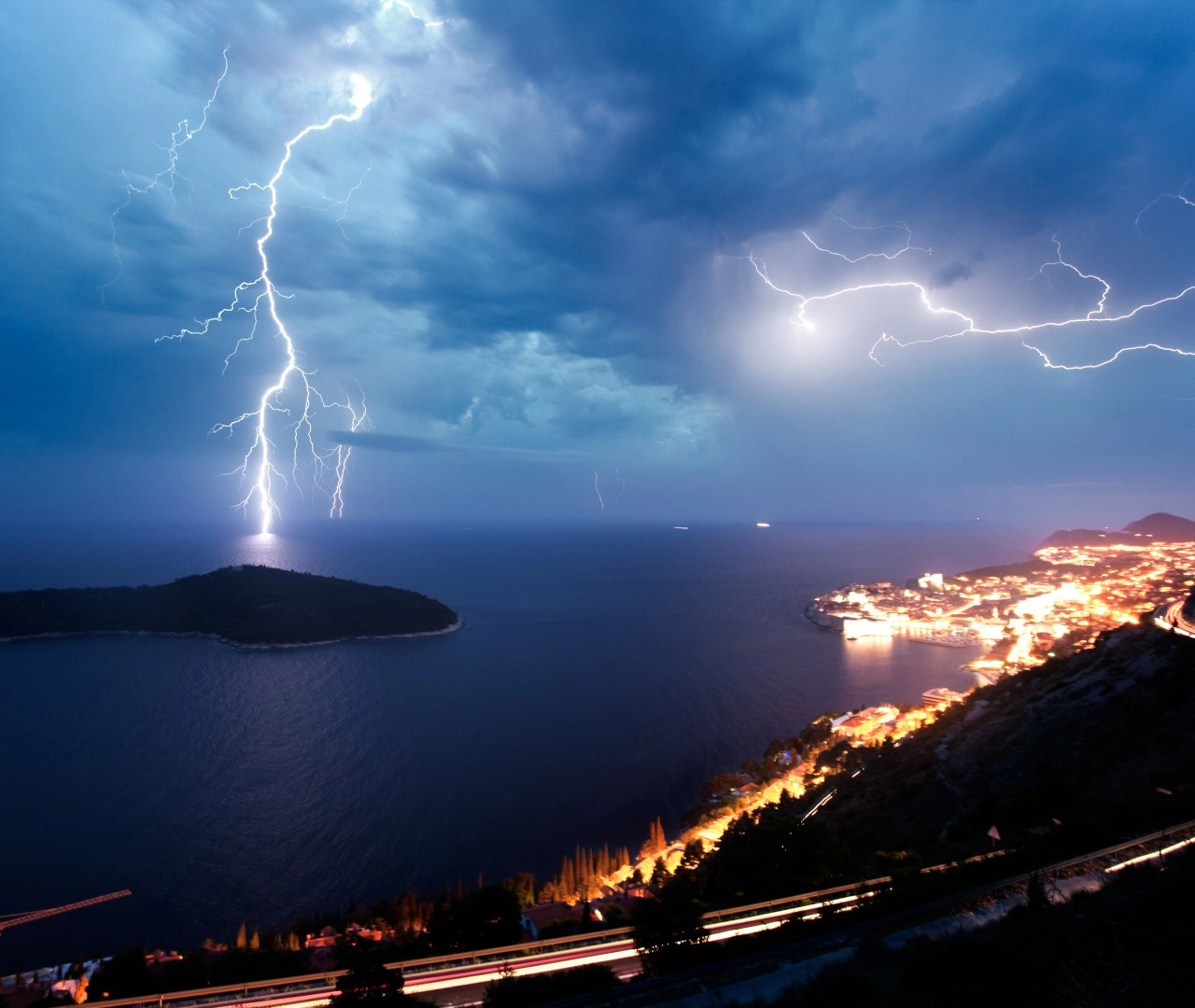 ⚡ Ισχυρή επιδείνωση του καιρού με τοπικές καταιγίδες και θυελλώδεις ανέμους αύριο Τρίτη 01-02-22 ⚠️