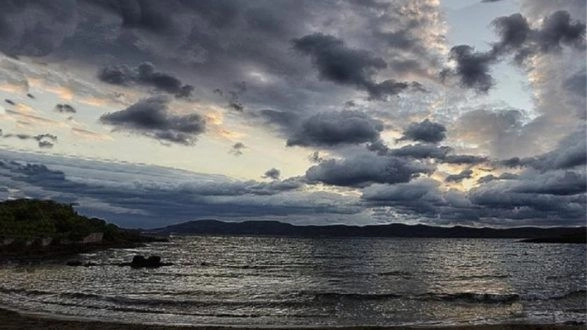  Νεφώσεις αλλά και διαστήματα ηλιοφάνειας αναμένονται για αύριο Κυριακή. Σποραδικές, ασθενείς βροχές θα εκδηλωθούν στα δυτικά και νότια.