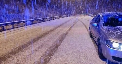 Χιονίζει μέσα στα Γιάννενα. Εχουν βγει τα εκχιονιστικά στην Εγνατία. Δείτε βίντεο και εικόνες.