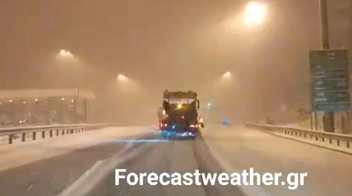 Πυκνή χιονοπτώση στην Εγνατία. Δείτε βίντεο. Η κίνηση με αλυσίδες προς το Μέτσοβο.
