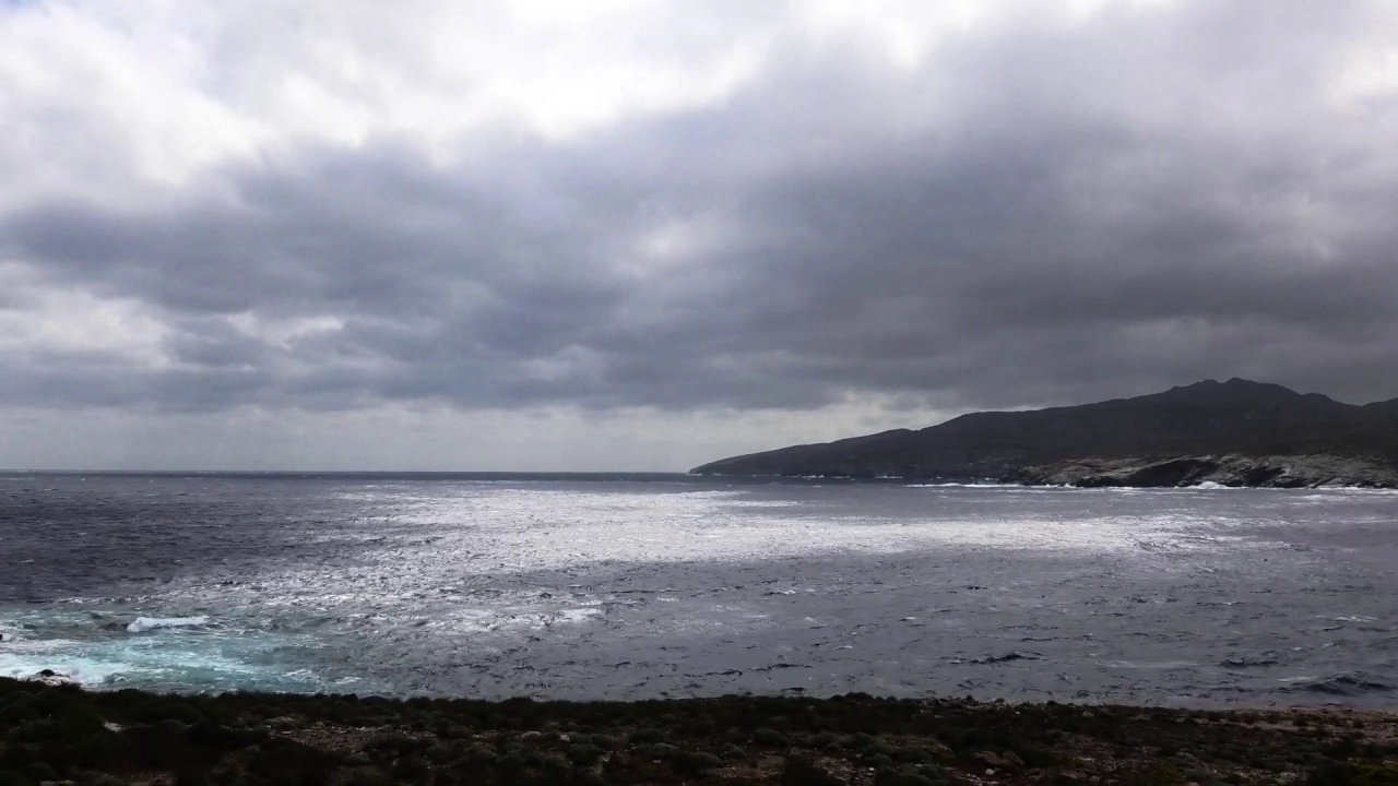 Αίθριος γενικά καιρός με παροδικές νεφώσεις. Πιθανότητα για τοπικές βροχές στα νησιωτικά τμήματα του Αιγαίου.