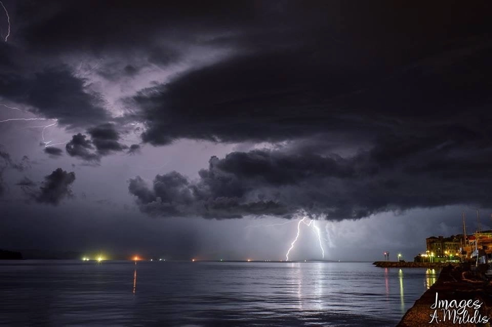 Επιδείνωση του καιρού με βροχές και καταιγίδες στα πεδινά παραθαλάσσια και πυκνές χιονοπτώσεις στα ορεινά για αύριο Σάββατο.