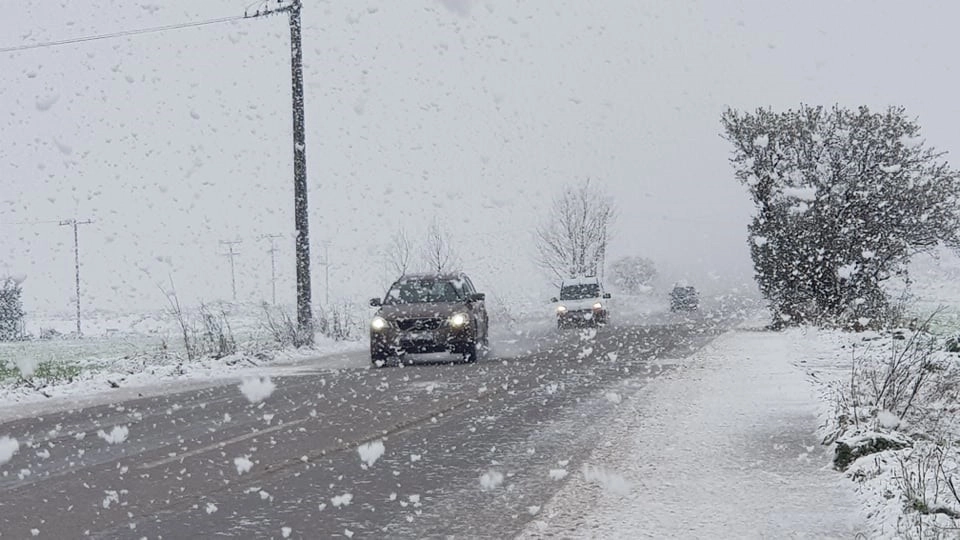 Απίστευτη χιονόπτωση σήμερα στην πόλη της Θήβας. Θύμισε Μάρτιο του 87. Δείτε το βίντεο.