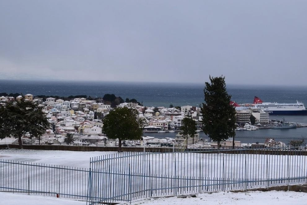 Ξύπνησε στα λευκά η Μυτιλήνη - Κλειστά ΟΛΑ τα σχολεία στο Δήμο Μυτιλήνης