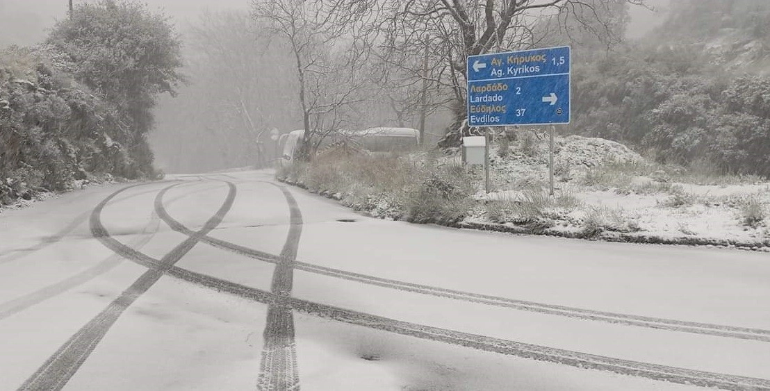 Στα λευκά η Ικαρία. Δείτε βίντεο - φωτογραφίες