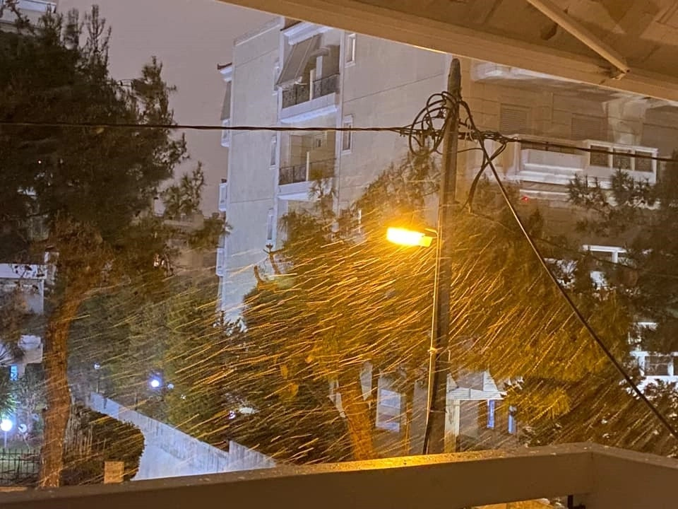 Χιονίζει σε πολλές περιοχές του Ν. Αττικής. Δείτε βίντεο.