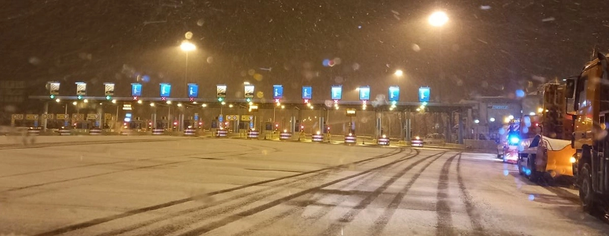 Χιονίζει στην Αττική οδό. Δείτε το βίντεο στο ύψος της Κατεχάκης.