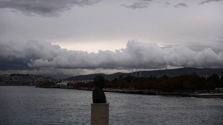 Νεφώσεις με τοπικές βροχές στα κεντρικά δυτικά και βόρεια για αύριο Δευτέρα