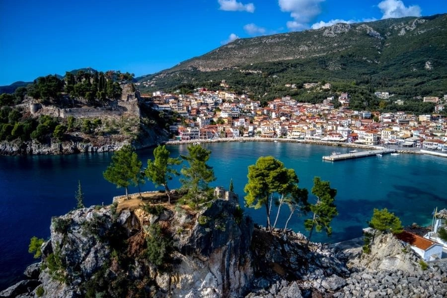 Λίγες νεφώσεις στα βόρεια και δυτικά. Ηλιοφάνεια στην υπόλοιπη Ελλάδα. Δελτίο καιρού αύριο Μ. ΤΕΤΑΡΤΗ.