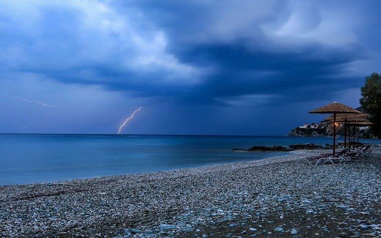Τοπικές βροχές και καταιγίδες θα εκδηλωθούν αύριο Δευτέρα. Δελτίο καιρού 16/5/2022.