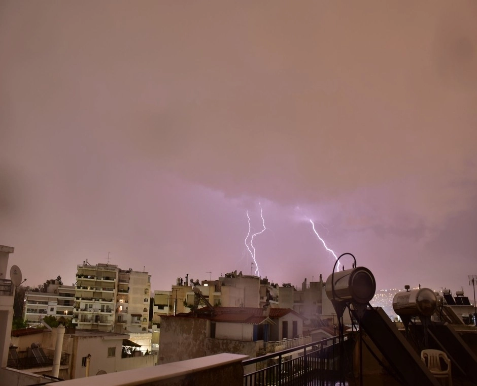 Ισχυρή καταιγίδα έπληξε την Αθήνα. Δείτε βίντεο