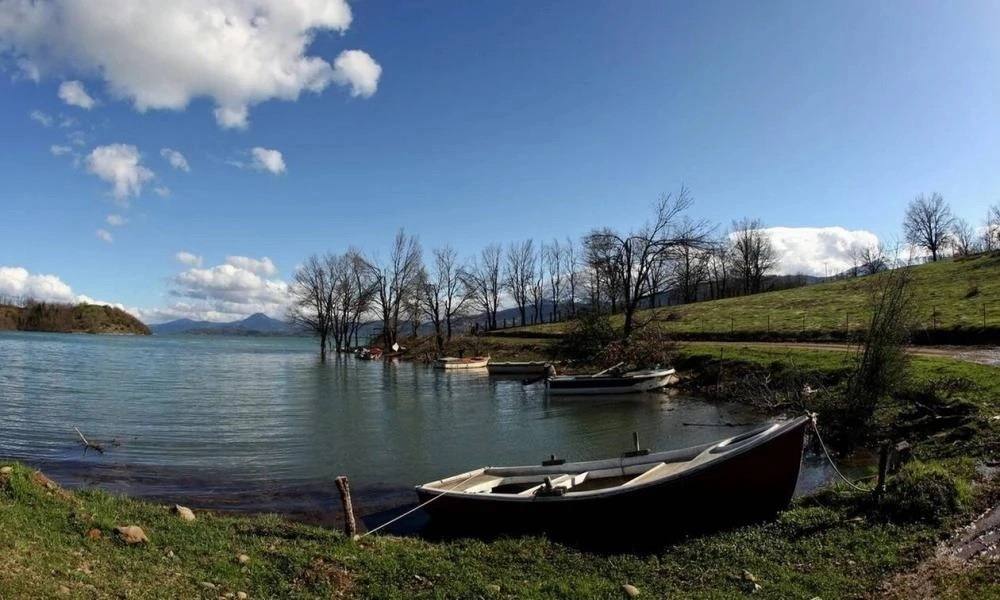 Αίθριος γενικά καιρός με παροδικές νεφώσεις, ενώ τοπικές βροχές και καταιγίδες αναμένονται κυρίως στα κεντρικά και βόρεια ηπειρωτικά ορεινά