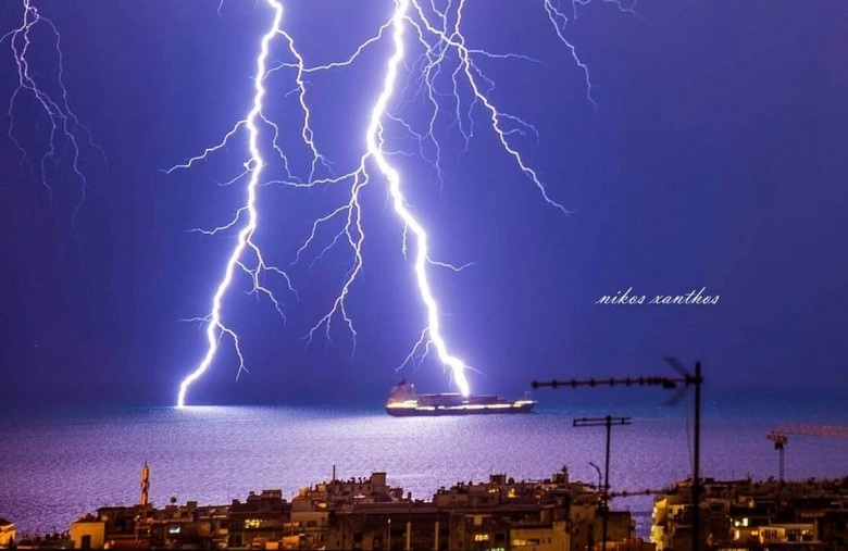 Τοπικά ισχυρές βροχές και καταιγίδες θα εκδηλωθούν αύριο Σάββατο.
