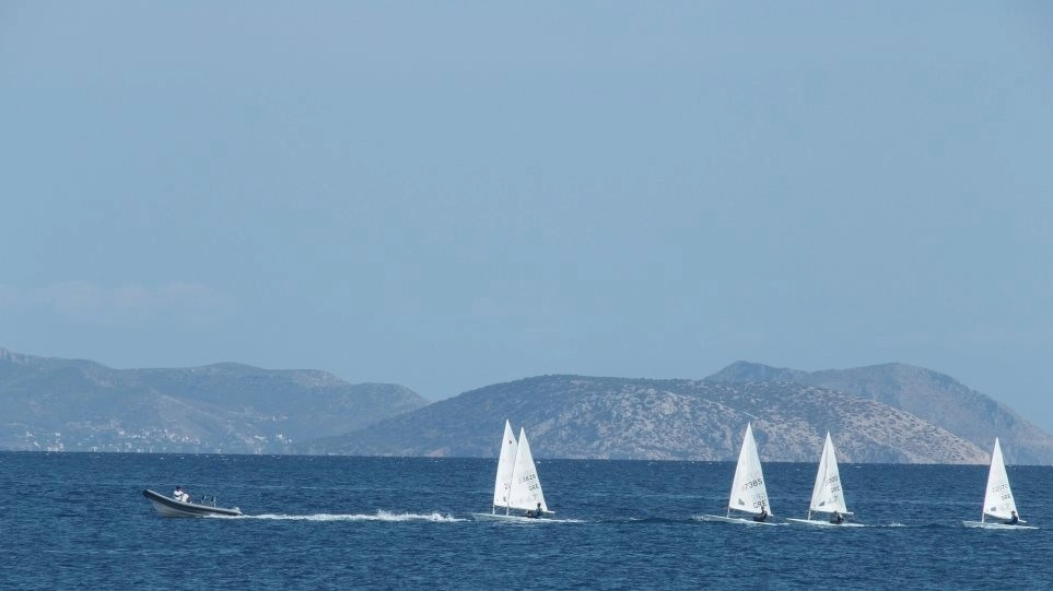 Ηλιοφάνεια με τοπικές μπόρες κυρίως στα ορεινά αύριο Δευτέρα. Δελτίο καιρού για αύριο Δευτέρα.