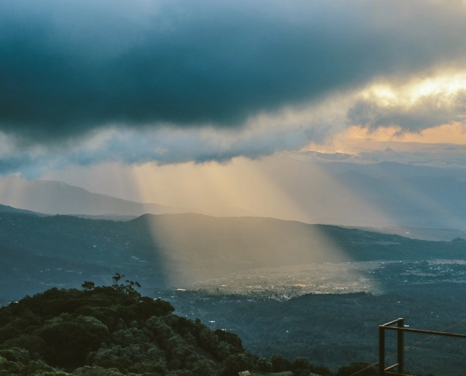 Τοπικές βροχές στην βόρεια Ελλάδα ισχυροί άνεμοι στο Αιγαίο.