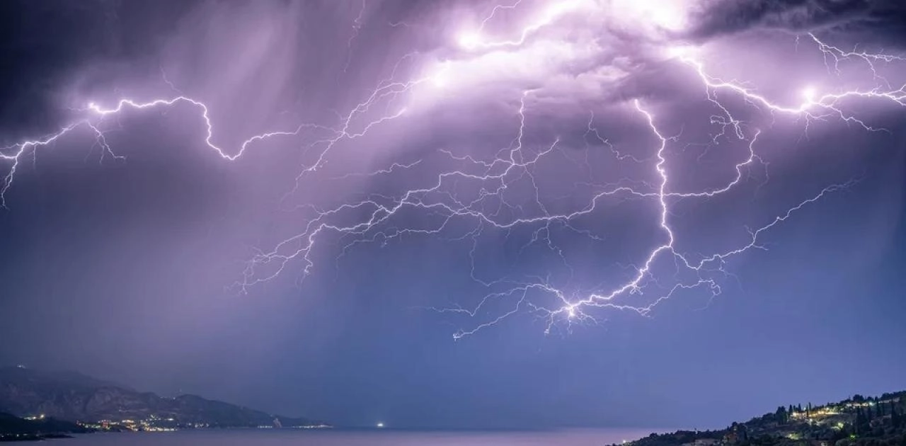 Νέο έκτακτο δελτίο ισχυρών κατά τόπους βροχοπτώσεων για τις επόμενες ώρες κα το Σάββατο 09/07/22.