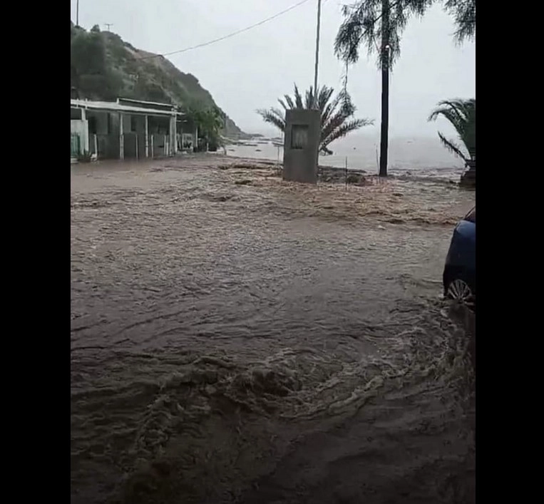 Σε κατάσταση εκτάκτου ανάγκης η Σκύρος. Δύσκολη η κατάσταση και στην Σκόπελο. Δείτε εικόνες.