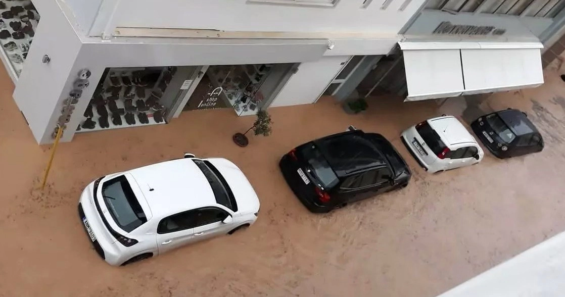 Πρωτόγνωρες εικόνες στην πόλη της Σητείας. Επιχείρηση απεγκλωβισμού 10 τουριστών.