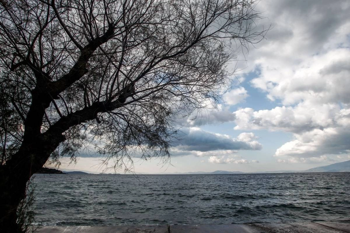 Νεφώσεις στα ανατολικά, στα νότια και στο Αιγαίο. Παροδικές βροχές κυρίως στα ορεινά της Κρήτης και της Εύβοιας