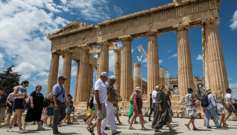 Kαλές καιρικές συνθήκες και υψηλές για την εποχή θερμοκρασίες. Στροφή των ανέμων σε νότιους με εντάσεις έως 4-5 μποφόρ.