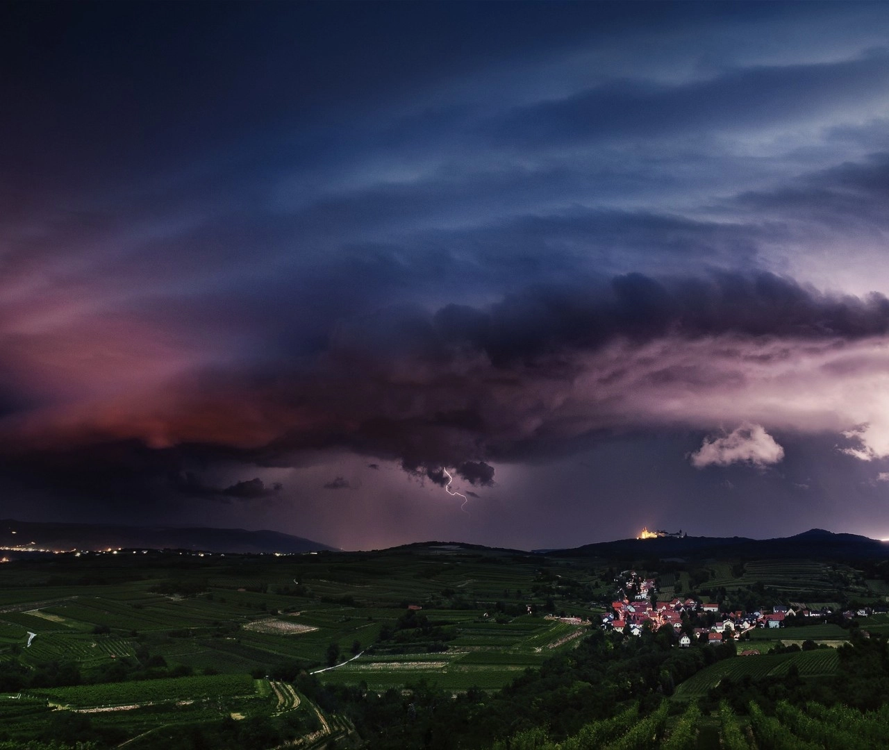 Ισχυρές κατά τόπους καταιγίδες ⚡ στην χώρα αύριο Κυριακή 11-12-22