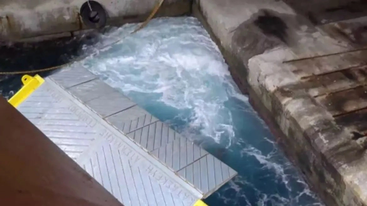 Ρόδος: Η τρελή πορεία πλοίου προτού δέσει στο λιμάνι.