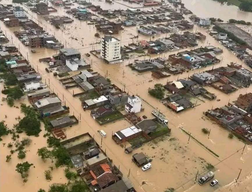 Φονικές πλημμύρες στη Βραζιλία : Τουλάχιστον 34 νεκροί μέχρι στιγμής και ολόκληρες πόλεις βυθισμένες κάτω από το νερό