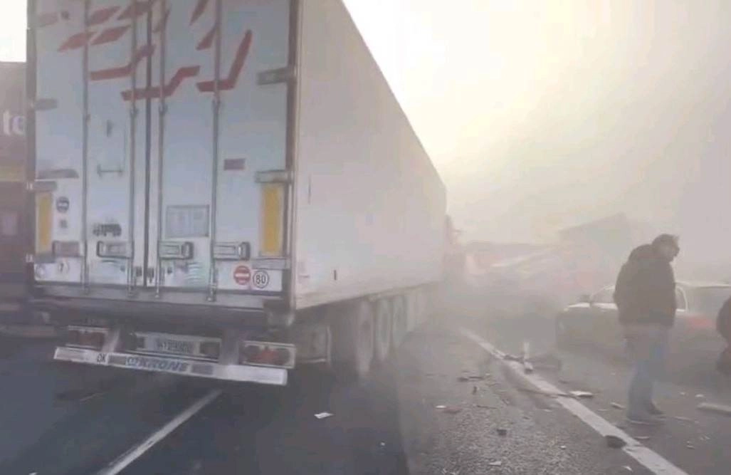 Καραμπόλα με 6 αυτοκίνητα και νταλίκες στην εθνική οδό Αθηνών - Λαμίας λόγω πυκνής ομίχλης