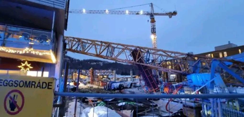 Κατέρρευσε γερανός σε εμπορικό κέντρο της Νορβηγίας από τους θυελλώδεις ανέμους : Ένας τραυματίας και ένας αγνοούμενος