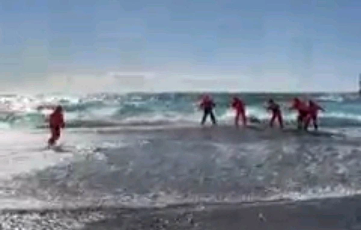 Παραλίγο να παρασύρουν τα κύματα τους καβοδέτες στο λιμάνι της Τήνου - Συγκλονιστικό βίντεο