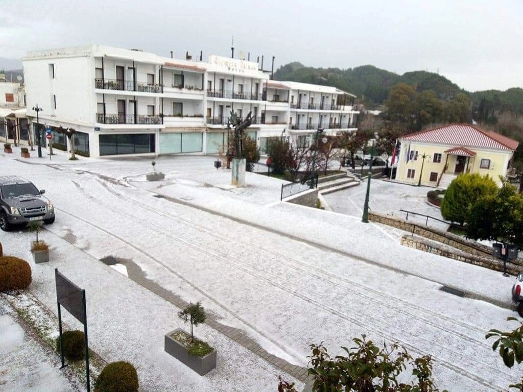 Χαλάζι σε μέγεθος καρυδιού έντυσε τα πάντα στα λευκά στην Αρχαία Ολυμπία - Φόβοι για μεγάλες ζημιές στις καλλιέργειες