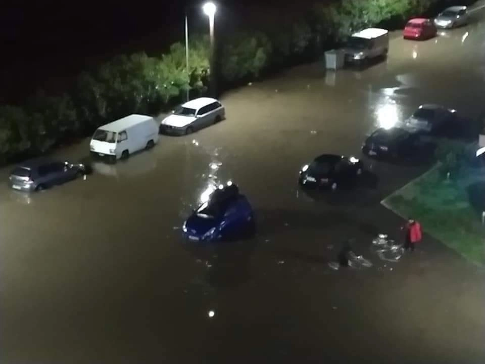 Σοβαρές πλημμύρες στην Ξάνθη ύστερα από ισχυρή καταιγίδα που μετέτρεψε μέσα σε λίγα λεπτά σε ποτάμια τους δρόμους