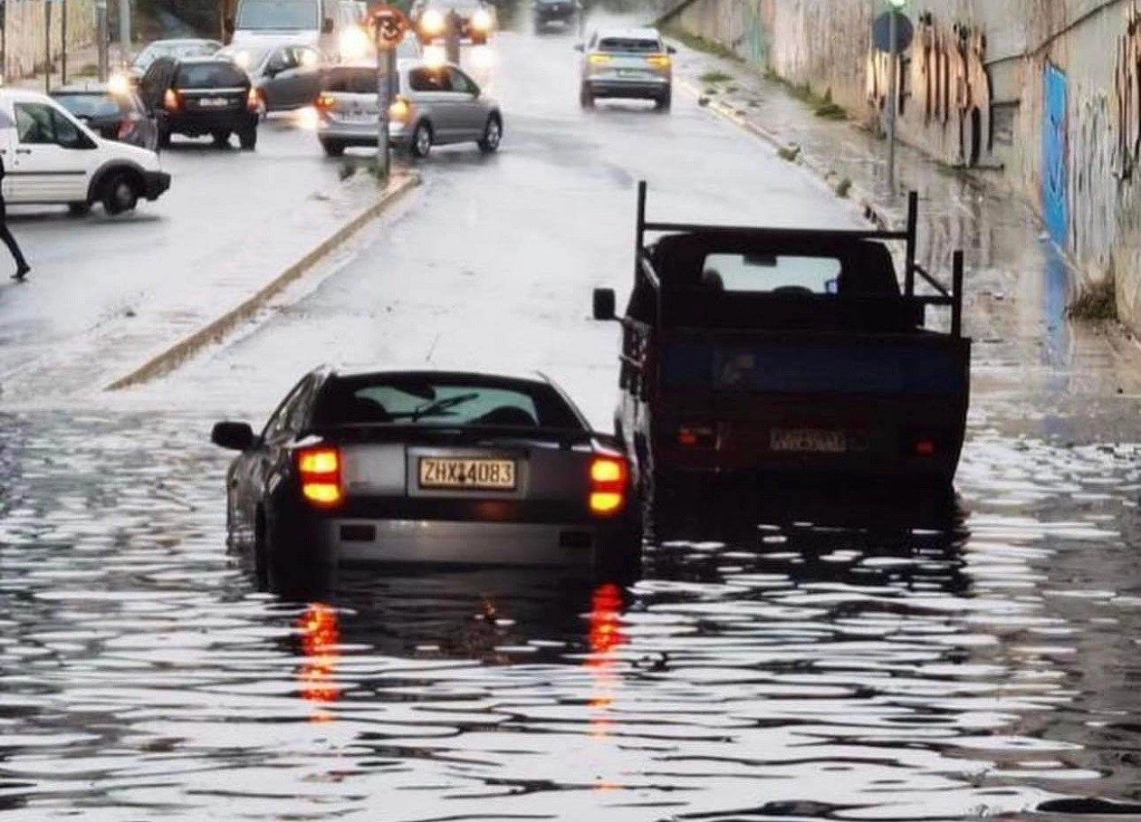 Χαλάζι και κλειστοί δρόμοι στην Αττική από την ισχυρή καταιγίδα - Πλημμύρισε η υπόγεια διάβαση Σπύρου Λούη εγκλωβίζοντας οχήματα