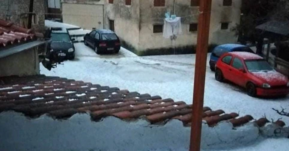 Ζάκυνθος : Απίστευτες εικόνες στην Λούχα μετά από ισχυρή χαλαζόπτωση - Έκλεισε ο δρόμος για την ασφάλεια των οδηγών