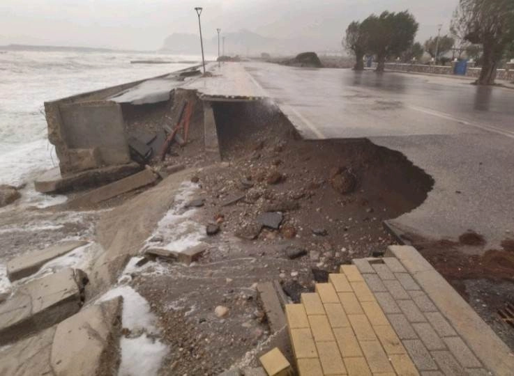 Δοκιμάζεται από την κακοκαιρία το νησί της Ρόδου : Εκτεταμένες ζημιές στον παραλιακό δρόμο Αφάντου από τους θυελλώδεις ανέμους